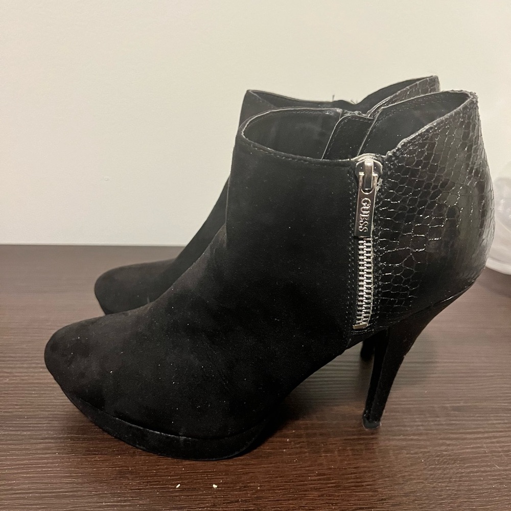 Women’s black suede multi fabric size 10 medium shoe
